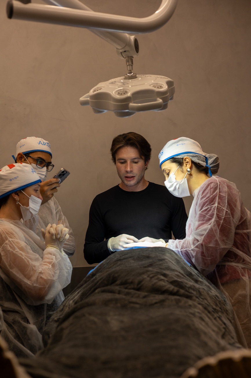 Médicas observam o Dr. Danilo Morais durante um procedimento