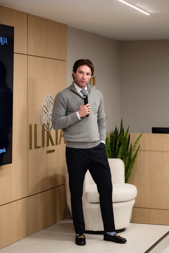 Dr. Danilo Morais palestra ao microfone em evento da Ilikia