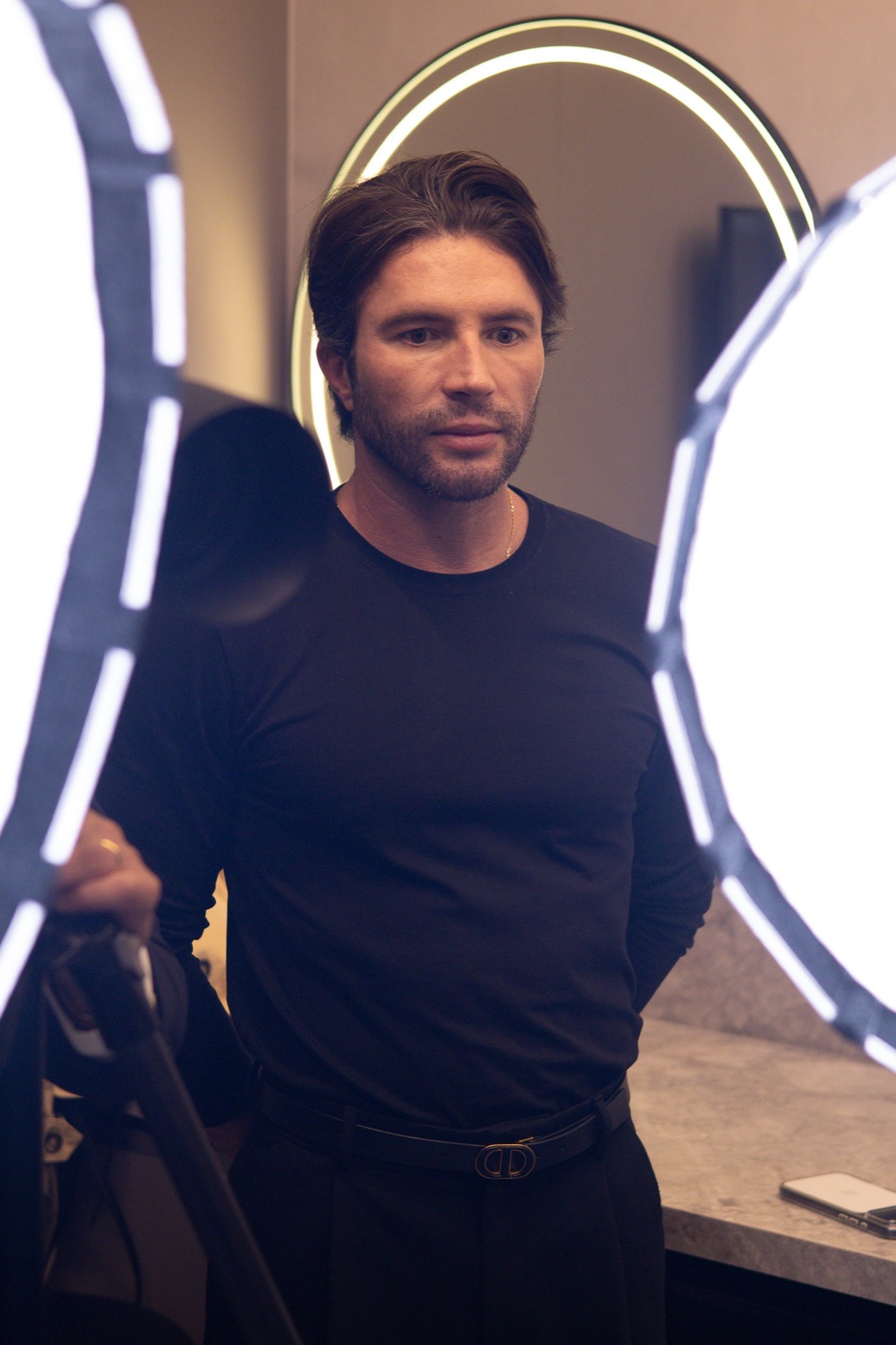 Dr. Danilo Morais, de camiseta escura, diante de uma luz circular